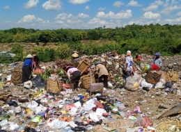 Pemulung sampah di TPA Piyungan Bantul DI Yogyakarta. Sumber: DokPri. 