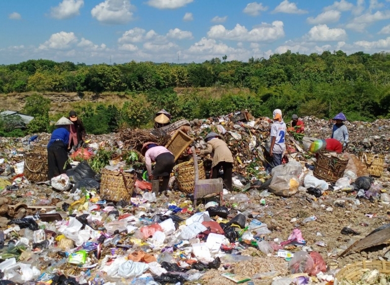 Ilustrasi: Aktifitas pemulung sampah di TPA Kopi Luhur Kabupaten Cirebon Jawa Barat (5/7/2020). Sumber: ASRUL HOESEIN | GiF