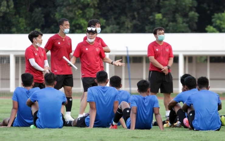 Shin Tae-yong, memberi pengarahan kepada para pemain timnas U-19 di Stadion Madya, Kompleks GBK, Agustus lalu. (Foto PSSI.org) 