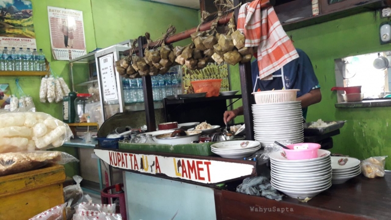 Semua bahan telah siap di meja saji untuk mempercepat peracikan kupat tahu, sehingga tak membutuhkan waktu lama telah siap tersaji. (Foto: Wahyu Sapta).