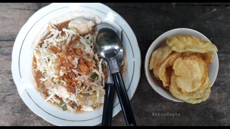 Kupat Tahu Magelang segar dengan sayur yang masih krenyes dan segar, apalagi ditemani dengan emping melinjo. Sedap. (Foto: Wahyu Sapta).