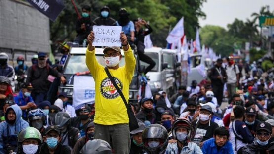 Ratusan buruh berunjuk rasa di kawasan Jatiuwung, Kota Tangerang, Banten, pada Senin (5/10). (ANTARA FOTO/FAUZAN)