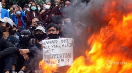 Demo di Depan DPRD Bandung (6/10) (Sumber: tribunnews.com)
