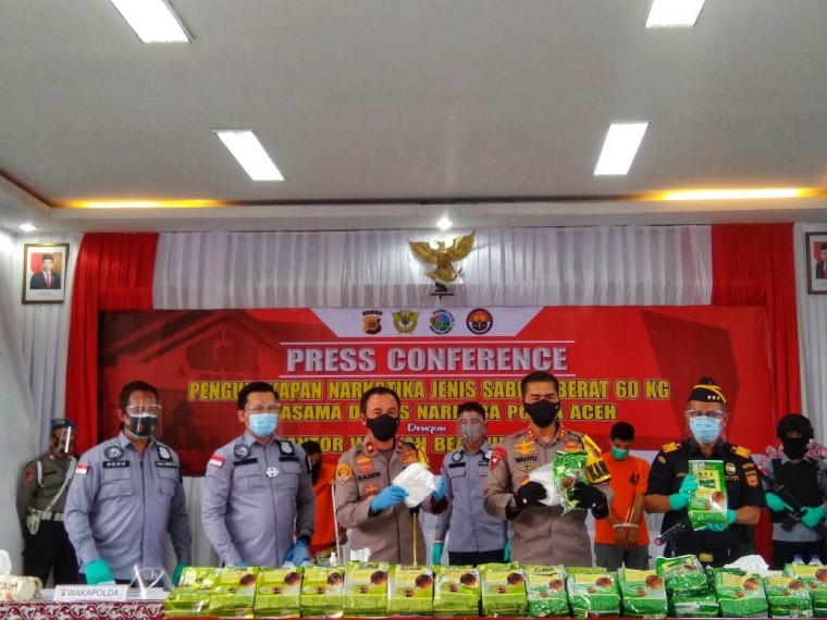 Kapolda memperlihatkan BB sabu, Komar