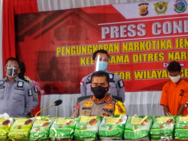 Kapolda memperlihatkan BB sabu, Komar