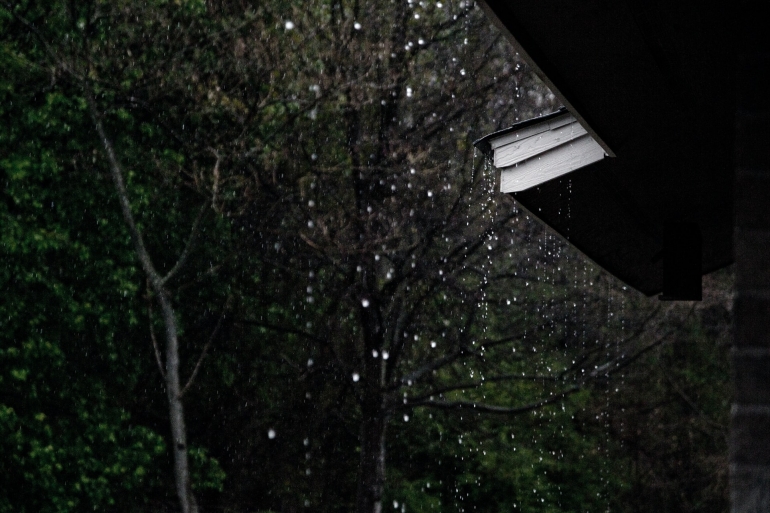 ilustrasi hujan. (sumber: unsplash.com/@ak1-Anna Atkins)