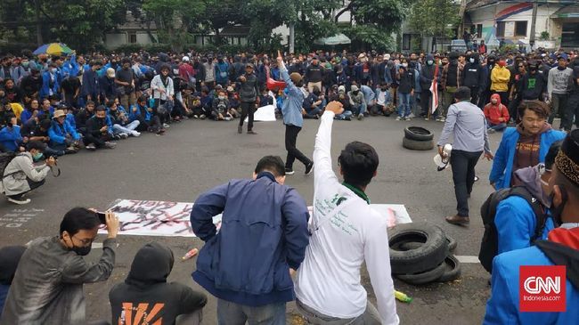 Demo mahasiswa di Depan Gedung DPRD Bandung, Senin (5/10). (CNN Indonesia / Huyogo)