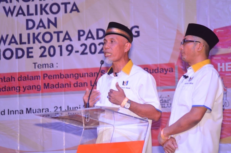 Mahyeldi Ansharullah - Hendri Sapta saat mengikuti Debat Kandidat di Pilkada Kota Padang 2018.