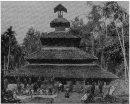Gambar Mesjid tradisional Aceh, Sumatera. Foto dibuat akhir abad ke-19 (dari Colijn, Nederlands lndie, 1911: I, 249)