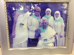 Berhaji saat remaja. Dari kiri ke kanan: Aku, Aa Gym, Bapak, Ibu, dan Teh Nini. | Foto: dokumentasi pribadi.
