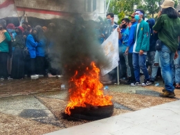 Aksi demo diwarnai pembakaran ban, DokPri