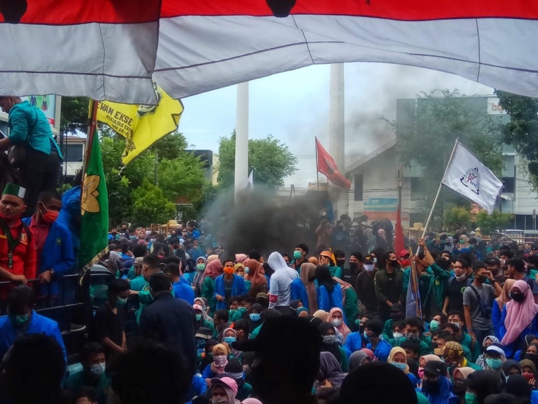 Tolak Omnibus Law Ribuan Mahasiswa Di Aceh Demo Dpr Aceh Kompasiana Com