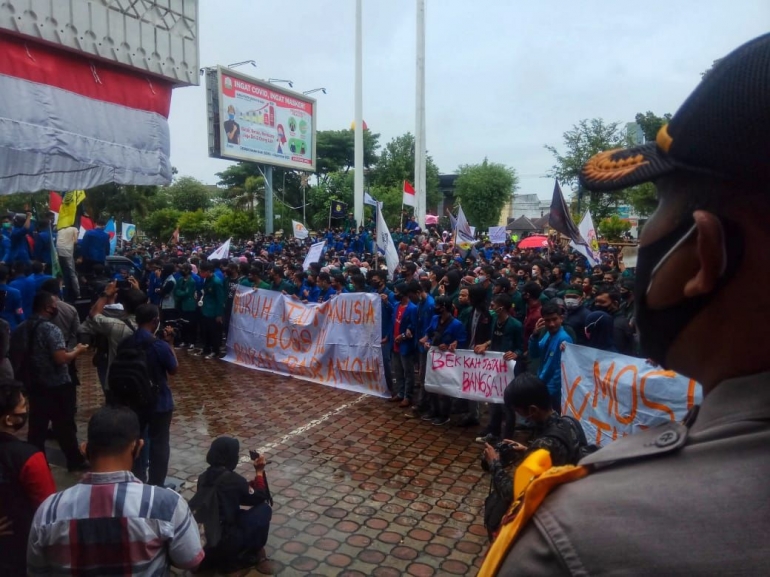 Aksi demo di DPRA, Komar