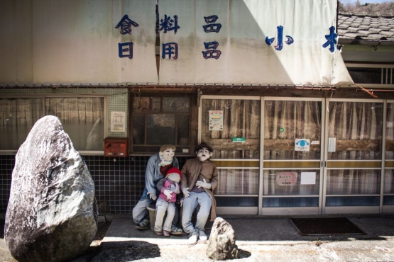 Keluarga bahagia-kakashi (foto: https://travel.gaijinpot.com/nagoro-scarecrow-village/)