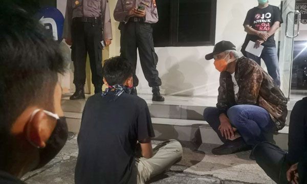 Ganjar Pranowo(bertopi) temui pendemo di Mapalrestabes Semarang (Foto Ist, Betanews.com)
