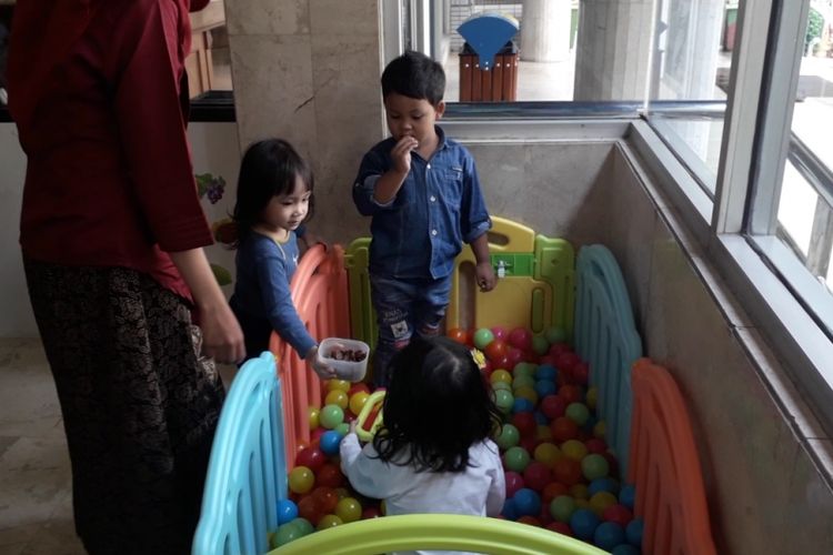 Menitipkan anak kepada orang lain di masa pandemi ini menjadi pilihan dilematis bagi orangtua. | Sumber: KOMPAS.com/Ardito Ramadhan D