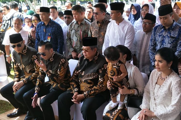Mantan Presiden Susilo Bambang Yudhoyono (SBY) bersama keluarga dalam suatu kesempatan berziarah ke makam istrinya, Ibu Ani Yudhoyono. Sumber foto: Christoforus Ristianto/Kompas.com