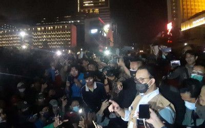 Gubernur Anies Baswedan menemui demonstran yang menolak UU Cipta Kerja (REQnews.com)
