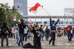 Suasana bentrok antara Pelajar dan Polisi di Kawasan Harmoni, Jakarta Pusat, Kamis (8/10/2020). (Foto: KOMPAS.com/GARRY LOTULUNG)