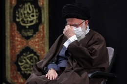 Ayatullah Khamenei sedang menangis dalam acara peringatan arbain syahidnya Imam Husein by Ig khamenei_ir