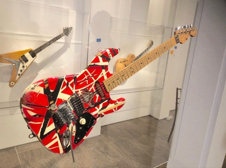 Frankenstein original milik Eddie Van Halen yang dipamerkan di salah satu museum di New York (foto: vhnd.com) 