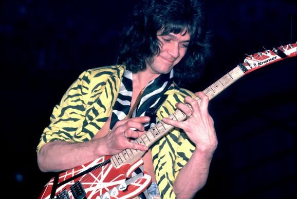 Eddie Van Halen di tahun 1984 tengah memamerkan aksi tapping-nya (francetvinfo.fr/Paul Natkin/Wireimage/Getty Image)
