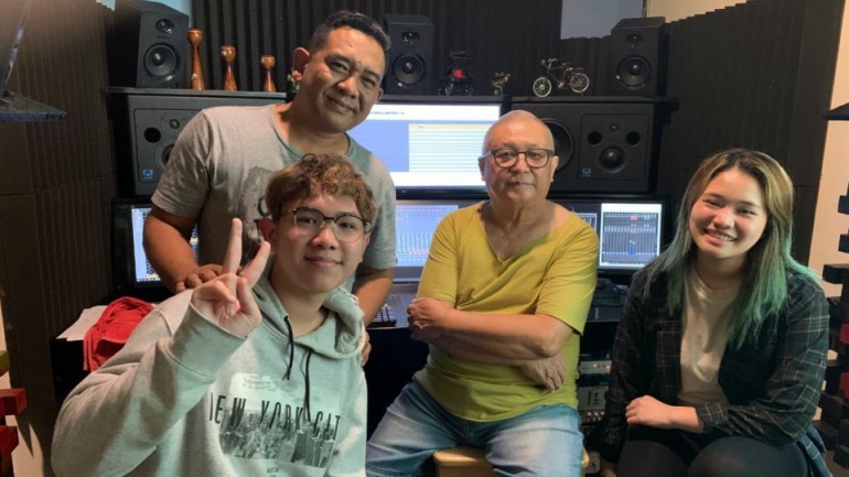 Chossypratama (baju kuning), Alex dan Bea didampingi ayah mereka AM. Kuncoro saat recording vocal di studio Promidi Audio Indonesia, Jakarta 3 Oktober 2020. (Dok. Pribadi)