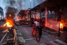 Suasana Halte Transjakarta Bundaran HI yang terbakar di Jalan M.H Thamrin, Jakarta Pusat, Kamis (8/10/2020)(KOMPAS.com/GARRY LOTULUNG)