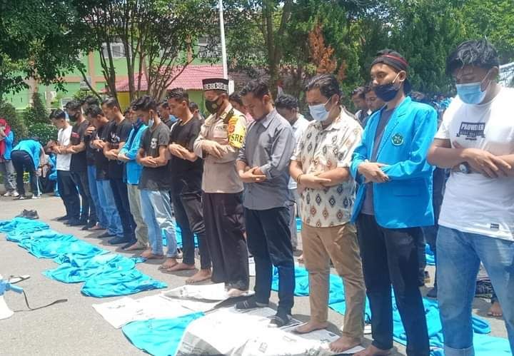 Kapolres Langsa AKBP Giyarto ketika shalat berjamaah bersama mahasiswa di halaman gedung DPR Kota Langsa. (Foto: Humas Polres Langsa).