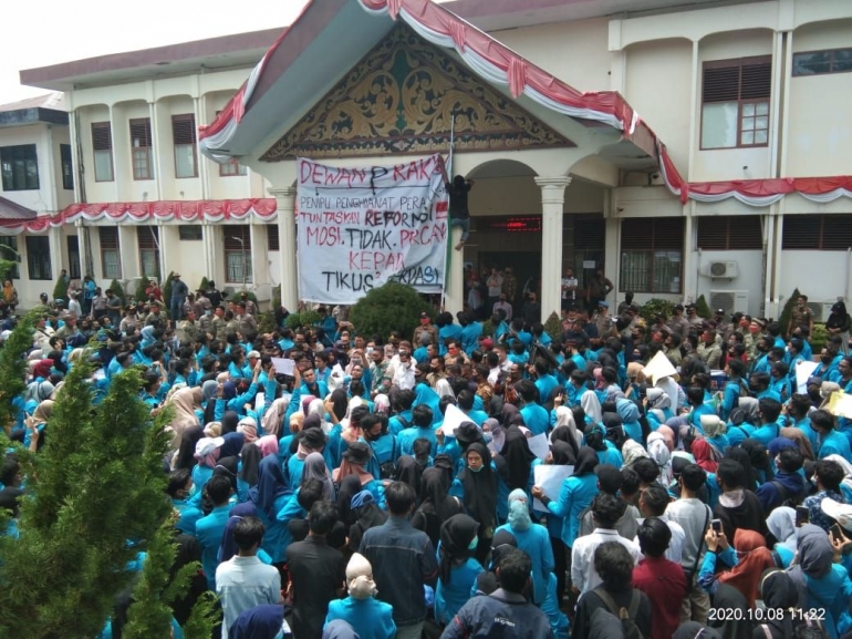 Mahahsiswa geruduk gedung DPRK Langsa menyampaikan penolakan terhadap UU Cipta Kerja, Kamis (8/10/2020). (Foto: Zulfirman)