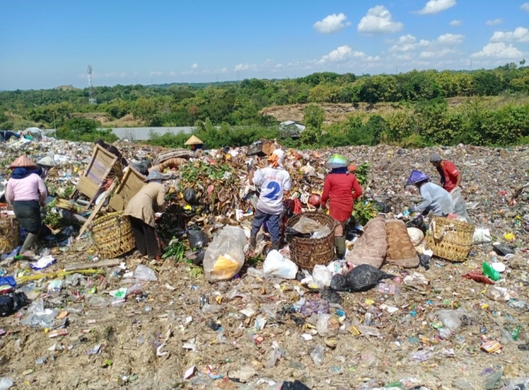 Ilustrasi: Potensi sampah di TPA Kopi Luhur Kabupaten Cirebon yang seharusnya diberdayakan oleh para pemulung (27/7/2020). Sumber: ASRUL HOESEIN | GiF
