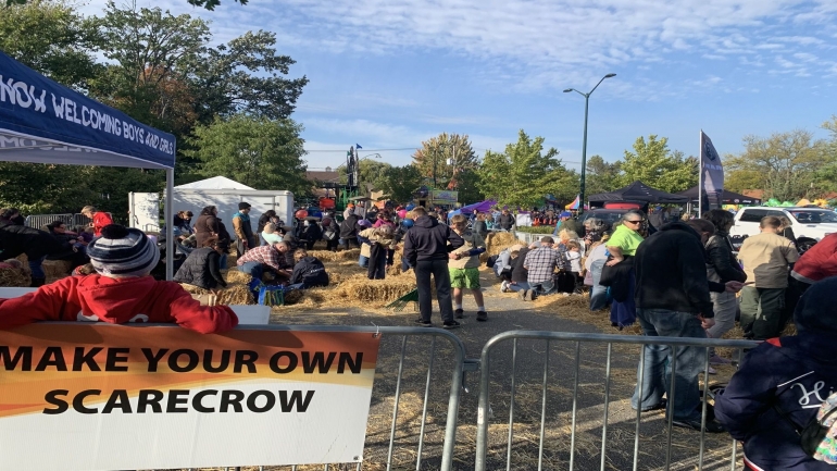 Sukacita merakit orang-orangan sawah (sumber:https://www.scarecrowfest.com/)