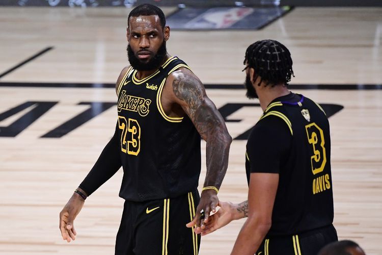Los Angeles Lakers akan kembali mengenakan Mamba Jersey untuk menjuarai Final NBA. (Foto: AFP/Douglas P. DeFelice via kompas.com)