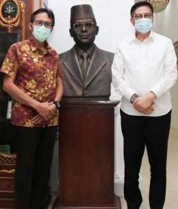 Cagub Sumbar Mulyadi (kanan) foto dengan Gubernur Irwan Prayitno. Kedua tokoh yang akan mengakhiri serta akan memulai pengabdiannya itu berdiskusi panjang lebar soal masa depan Ranah Minang. (foto liputan6.com)