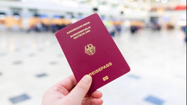 Syarat menjadi warnga negara Jerman. | Ilustrasi paspor Jerman-foto:t-online.de/Shotshop/imago images