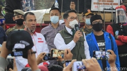 Foto: gubernur Jabar Ridwan Kamil temui demonstran (Wisma Putra/detikcom) 