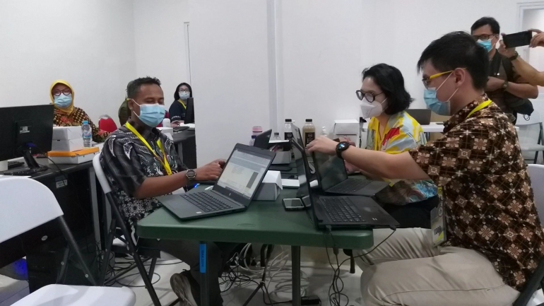 Tim kerja di Unit Riset Covid-19 RSDC Wisma Atlet melakukan seluruh aktivitas secara digital. Dengan demikian, klarifikasi data serta singkronisasi data, bisa dilakukan secara cepat dan akurat. Semua itu akan memberikan keleluasaan kepada para peneliti untuk mengolah data berbasis digital. Foto: isson khairul