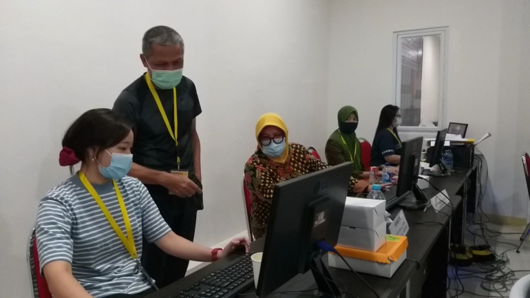 Mayjen Tugas Ratmono memberikan arahan ke masing-masing tim kerja di Unit Riset Covid-19 RSDC Wisma Atlet, secara detail dan cermat. Tujuannya, antara lain, untuk memastikan kompetensi tiap sumber daya manusia di unit tersebut, relevan dengan arah pengembangan Unit Riset ke depan. Foto: isson khairul