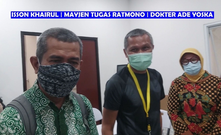 Dari kiri ke kanan: Isson Khairul, Mayjen Tugas Ratmono, dan Sekretaris Unit Riset, Dokter Ade Yoska Tilla Serihati. Melalui Unit Riset ini, tercermin visi jangka pendek, jangka menengah, serta jangka panjang Mayjen Tugas Ratmono dalam konteks percepatan penanganan Covid-19 secara nasional, serta kontribusi yang lebih luas untuk bidang ilmu pengetahuan. Foto: isson khairul