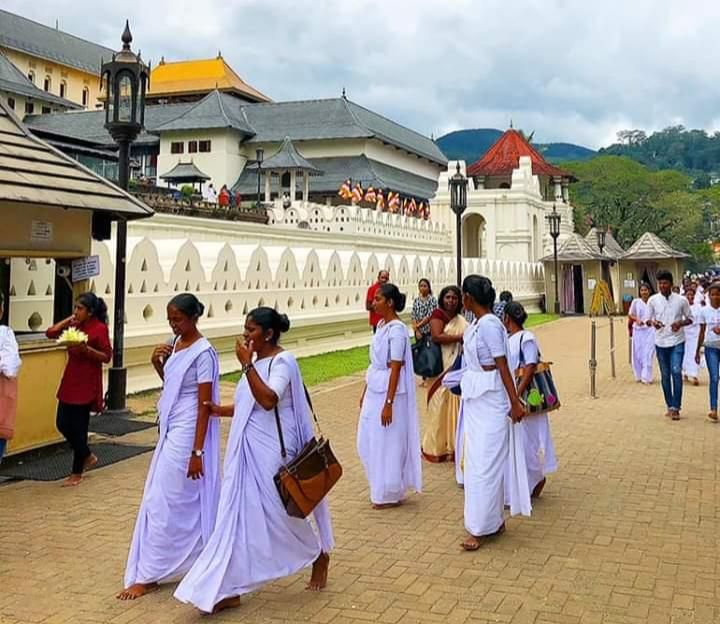 Pengunjung Kandy's Sacred Tooth Temple (Dokumentasi pribadi)