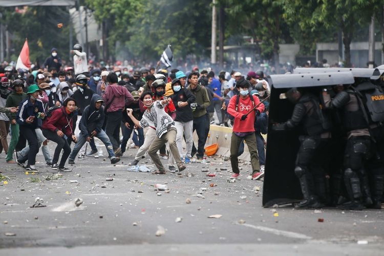 Kericuhan terjadi saat demonstrasi menolak UU Cipta Kerja di kawasan Istana Negara, Jakarta, Kamis (8/10/2020).(KOMPAS.com / KRISTIANTO PURNOMO) 