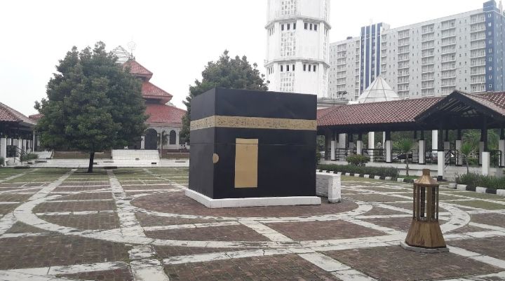 Baru bisa menatap replika Ka'bah di Islamic center Bekasi, semoga di lain waktu bisa menatap Ka'bah aselinya(dokpri)