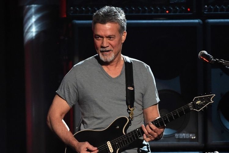 Gitaris legendaris Eddie Van Halen tampil di Billboard Music Awards 2015. Pendiri band Van Halen tersebut meninggal dunia akibat kanker pada 6 Oktober 2020.| Sumber: AFP/Getty Images/Ethan Miller via Kompas.com