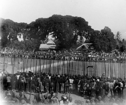 Tradisi Rampogan Macan di masa lalu. Sumber gambar: Tropenmuseum/wikimedia.org