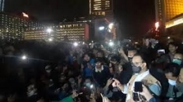 Anies Baswedan berusaha menenangkan massa demonstrasi di Jakarta (Ayobandung.com)