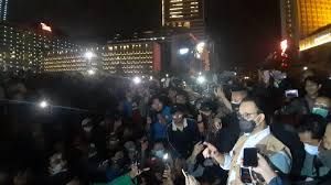 Anies Baswedan berusaha menenangkan massa demonstrasi di Jakarta (Ayobandung.com)