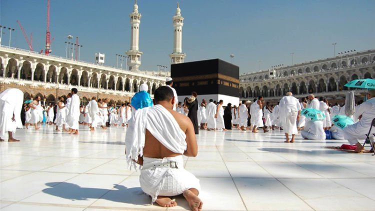 Melaksanakan Ibadah Haji Merupakan Rukun Islam yang Kelima [ Sumber : Hipwee ]
