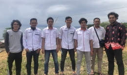 Foto : Dokter Sidiq dan dokter gigi Aky bersama Nusantara Sehat PKM Patlean Herman, Okto, Rahmat, Charles dan Ode (dokpri).