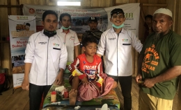 Foto : Tampak tenaga Nusantara Sehat dokter Sidiq, dokter gigi Aky, Herman, sekertaris DPW Hidayatullah Maluk ustadz Nurhadi setelah menyunat anak suku Togutil (dokpri).