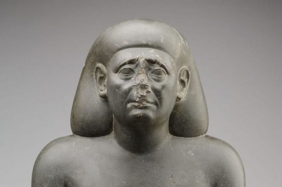 Foto Patung Mesir Kuno yang kehilangan hidung (sumber: nationalgeographic.grid.id)